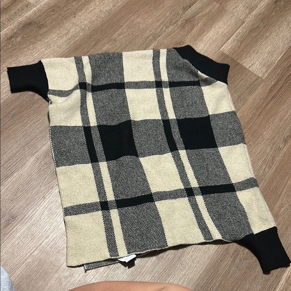 SHEIN Black and Cream Crewneck Sweater with Bold Plaid Design